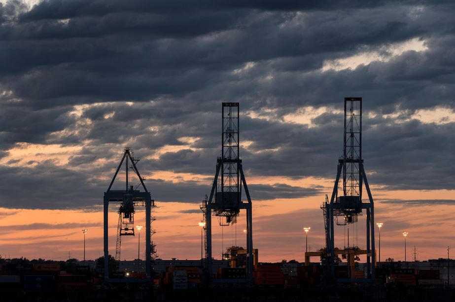 Oil Futures and the Strait of Hormuz: A Market Holding Its Breath oil futures